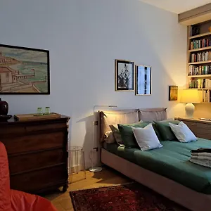 Casa Mari - Free Secure Parking, Breakfast, Private Bathroom, Wifi, Garden, Aircon, 5 Min Walk To Metro And Train Station Couette-café Milan